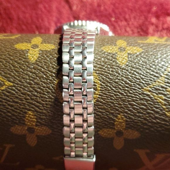 Tupperware Women's Watch Silver & Crystals Logo‎ Face New Battery - Picture 3 of 7
